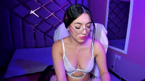 Snapshot of poly_sasha_ chatting on April 24, 5:10 am poly sasha online show from April 24, 5:10 am