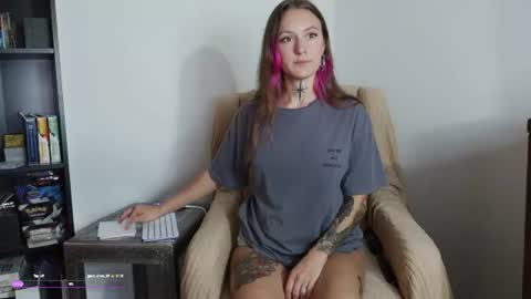 Snapshot of poppyquinn chatting on June 20, 1:52 am PoppyQuinn online show from June 20, 1:52 am