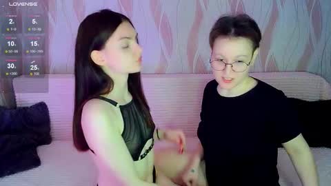 Snapshot of pornostendup chatting on November 19, 7:25 pm Ana and Tati online show from November 19, 7:25 pm