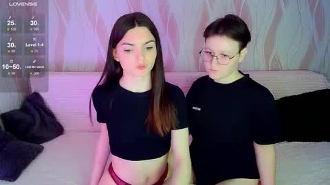 Snapshot of pornostendup chatting on November 29, 7:50 pm Ana and Tati online show from November 29, 7:50 pm