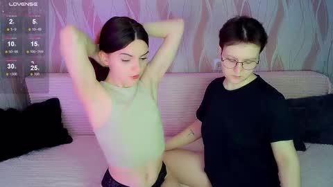 Snapshot of pornostendup chatting on December 16, 9:20 pm Ana and Tati online show from December 16, 9:20 pm