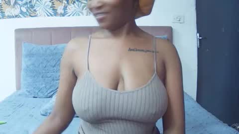 Snapshot of portableamber chatting on December 17, 11:49 am portableamber online show from December 17, 11:49 am