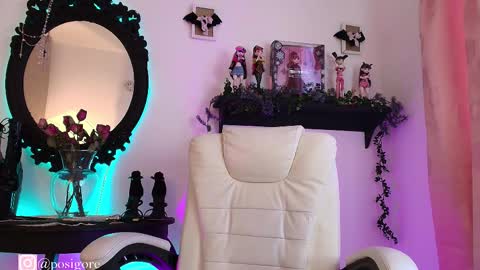 Snapshot of posigore chatting on October 31, 10:33 pm Anna Goth independient model online show from October 31, 10:33 pm