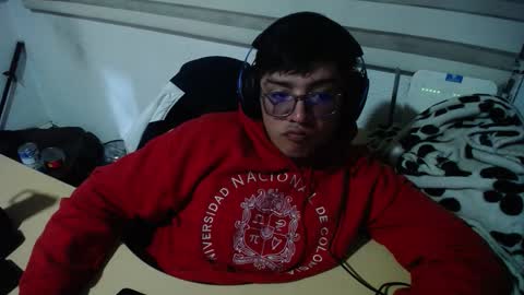 Snapshot of powerfulzeus2 chatting on September 22, 1:18 am powerfulzeus2 online show from September 22, 1:18 am