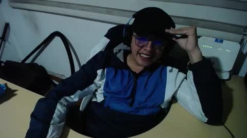 Snapshot of powerfulzeus2 chatting on October 9, 2:31 am powerfulzeus2 online show from October 9, 2:31 am