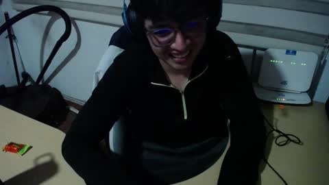 Snapshot of powerfulzeus2 chatting on October 10, 2:32 am powerfulzeus2 online show from October 10, 2:32 am