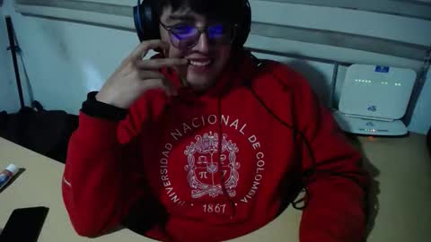 Snapshot of powerfulzeus2 chatting on October 11, 2:00 am powerfulzeus2 online show from October 11, 2:00 am