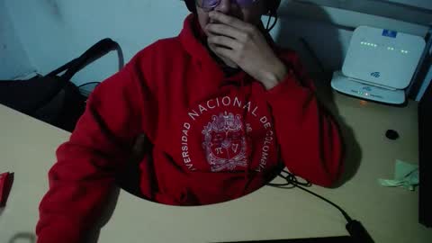 Snapshot of powerfulzeus2 chatting on November 5, 4:45 am powerfulzeus2 online show from November 5, 4:45 am