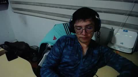 Snapshot of powerfulzeus2 chatting on December 2, 1:44 am powerfulzeus2 online show from December 2, 1:44 am