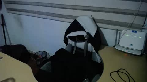 Snapshot of powerfulzeus2 chatting on December 18, 1:55 am powerfulzeus2 online show from December 18, 1:55 am