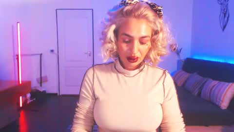 Snapshot of preggyhotmommy chatting on January 7, 8:31 pm Victoria online show from January 7, 8:31 pm