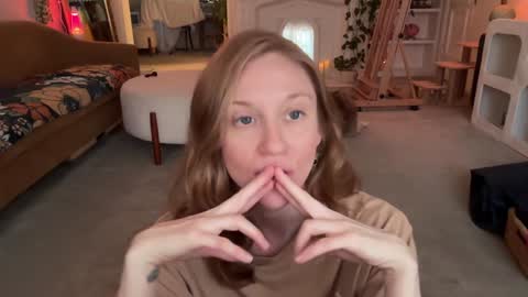 Snapshot of pretendlunch chatting on November 6, 12:55 am Pretend online show from November 6, 12:55 am