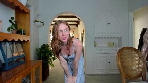 Snapshot of pretendlunch chatting on February 2, 9:57 pm Pretend online show from February 2, 9:57 pm