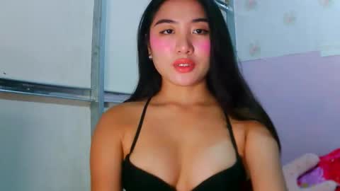 Snapshot of pretty_am chatting on May 8, 3:39 pm pretty_am online show from May 8, 3:39 pm