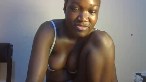 pretty_lucie online show from April 8, 4:12 am