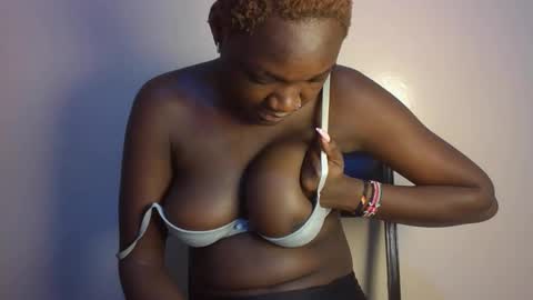 pretty_lucie online show from April 8, 4:29 pm