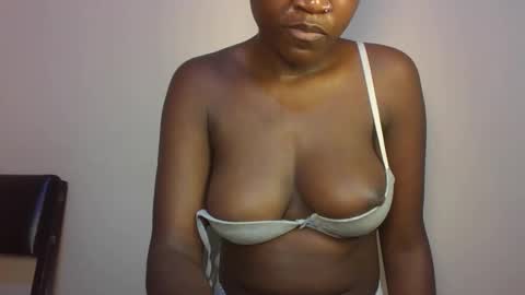 pretty_lucie online show from April 16, 12:22 am