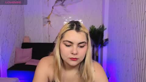 pretty_tay online show from April 15, 11:50 am