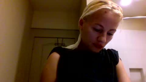 Snapshot of prettybabypetite chatting on November 17, 10:15 pm Missy Jack online show from November 17, 10:15 pm