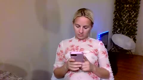 Snapshot of prettybabypetite chatting on December 22, 7:00 pm Missy Jack online show from December 22, 7:00 pm