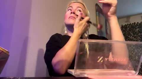 Missy  Jack online show from April 19, 2:38 pm