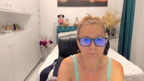 Snapshot of prettyblackeyes chatting on June 24, 6:23 am wilma online show from June 24, 6:23 am