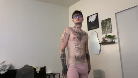 Snapshot of prettyboyszn chatting on June 19, 5:23 am pretty boy online show from June 19, 5:23 am