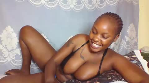 Snapshot of prettydarkskin002 chatting on September 17, 4:25 am SHANIA online show from September 17, 4:25 am