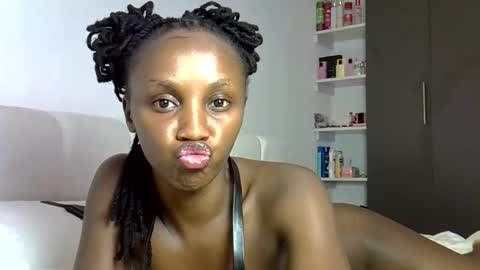 Snapshot of prettygee21 chatting on February 4, 10:15 pm Pretty darkskin doll online show from February 4, 10:15 pm