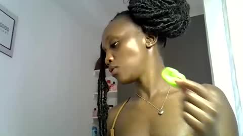 Snapshot of prettygee21 chatting on February 25, 9:08 am Pretty darkskin doll online show from February 25, 9:08 am