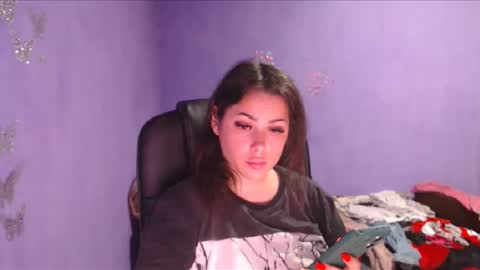 Snapshot of prettyjulliette chatting on December 17, 3:49 pm prettyjulliette online show from December 17, 3:49 pm