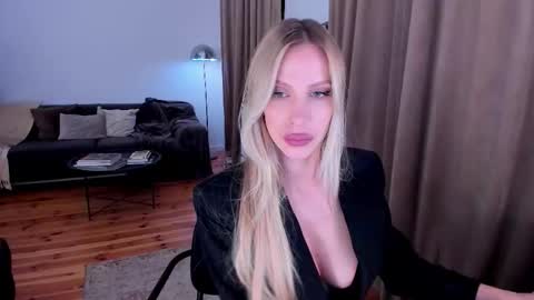 Snapshot of prettyk1ller chatting on October 18, 11:49 pm Eva online show from October 18, 11:49 pm