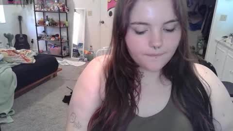 pretttypearl online show from October 25, 8:58 pm