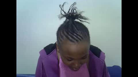 Snapshot of prettyqueenn1 chatting on December 4, 9:35 pm sharon online show from December 4, 9:35 pm