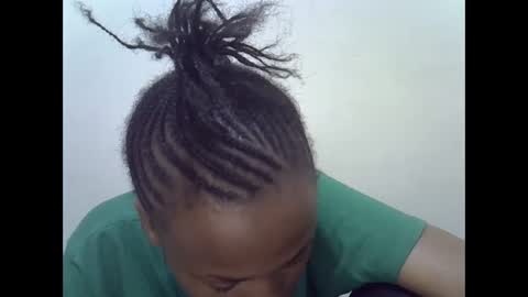 Snapshot of prettyqueenn1 chatting on December 6, 6:50 pm sharon online show from December 6, 6:50 pm