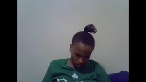 Snapshot of prettyqueenn1 chatting on December 21, 6:34 pm sharon online show from December 21, 6:34 pm