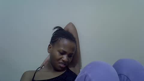 Snapshot of prettyqueenn1 chatting on February 4, 3:22 am sharon online show from February 4, 3:22 am