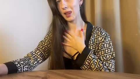 Snapshot of prettyyy_angel chatting on April 18, 7:18 pm prettyyy_angel online show from April 18, 7:18 pm
