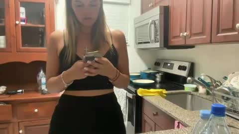 Snapshot of prettyyykittyyy22 chatting on November 8, 12:11 am prettyyykittyyy22 online show from November 8, 12:11 am