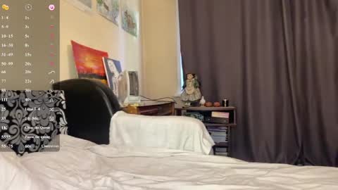 Snapshot of pricillahoinacki chatting on June 1, 10:39 am Amelia online show from June 1, 10:39 am