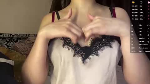 Snapshot of pricillahoinacki chatting on June 25, 10:42 am Amelia online show from June 25, 10:42 am