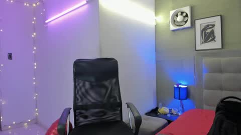 Snapshot of prince_arthur77 chatting on February 28, 12:31 pm prince_arthur77 online show from February 28, 12:31 pm