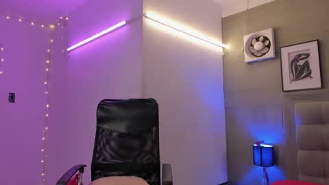 Snapshot of prince_arthur77 chatting on March 1, 12:45 pm prince_arthur77 online show from March 1, 12:45 pm