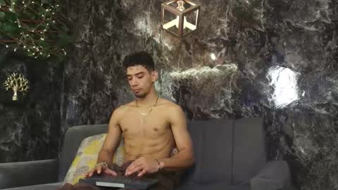 Snapshot of prince_arthur77 chatting on November 22, 1:43 pm prince_arthur77 online show from November 22, 1:43 pm