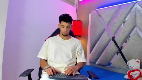 Snapshot of prince_arthur77 chatting on December 16, 2:00 pm prince_arthur77 online show from December 16, 2:00 pm