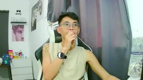 Snapshot of prince_harrison chatting on August 1, 1:27 am prince_harrison online show from August 1, 1:27 am