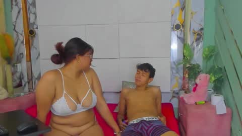 Snapshot of princesanddark chatting on December 19, 1:18 pm PrincesANDdark online show from December 19, 1:18 pm