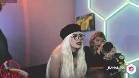 Snapshot of princesita_valija chatting on October 20, 4:02 am Beth online show from October 20, 4:02 am