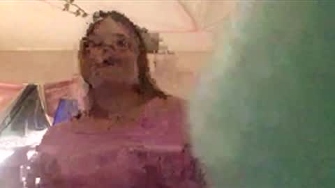 Snapshot of princesssnowflk84 chatting on May 12, 11:24 pm princesssnowflk84 online show from May 12, 11:24 pm