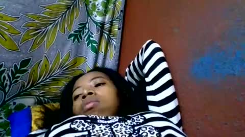 prisca880319 online show from June 18, 3:38 pm
